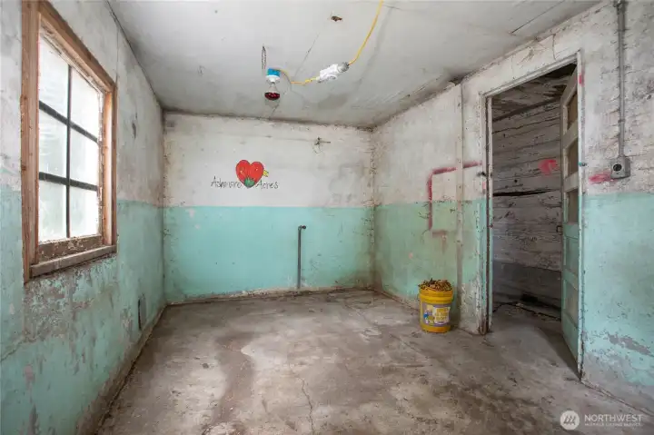 Most recently this room was used as a brooding room but is versatile and could be used for whatever your needs may require.