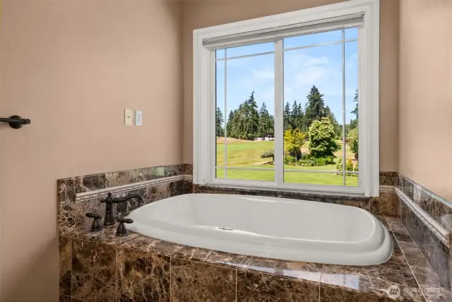 Primary En-suite soaking tub