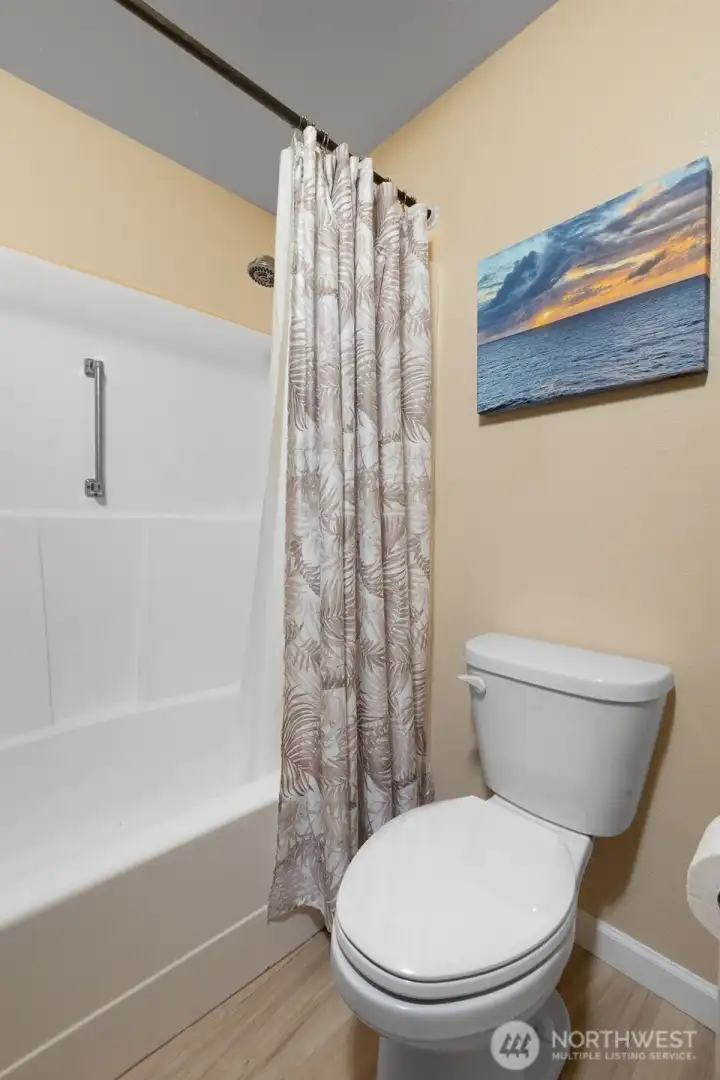 Full bathroom, freshly painted!