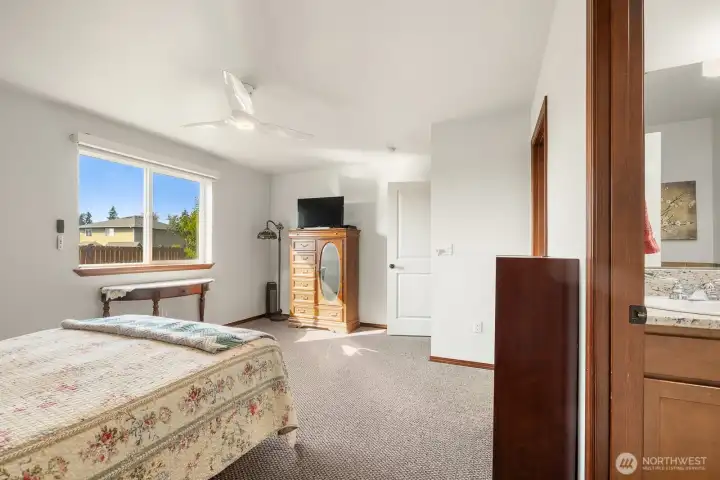 Primary Suite with Walk-in-Closet & 5-Piece Bath