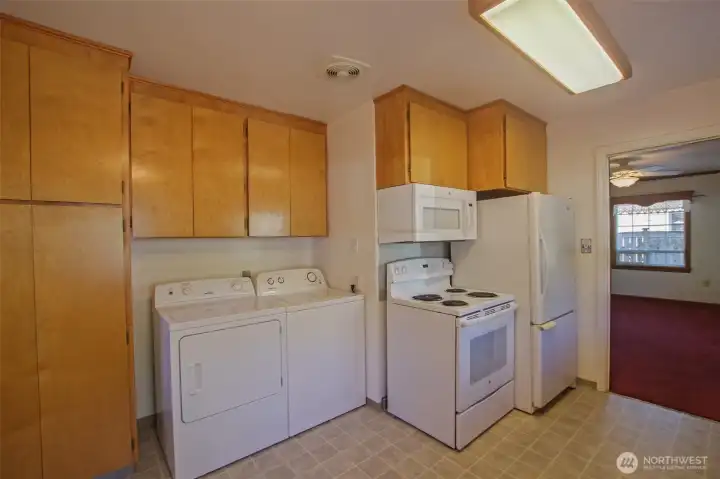 Kitchen w laundry area