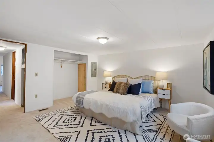 New plush carpeting throughout