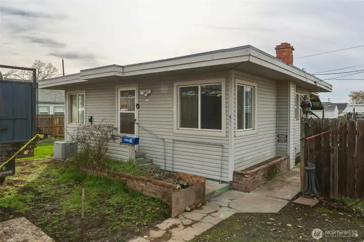Welcome to 444 ½ S 4th Ave! (Back house)