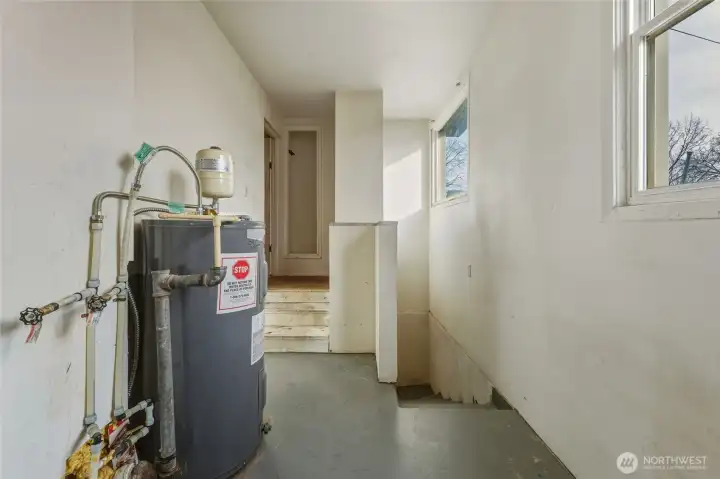 Utility Room - 444 ½