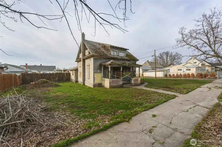 444 - Front house
