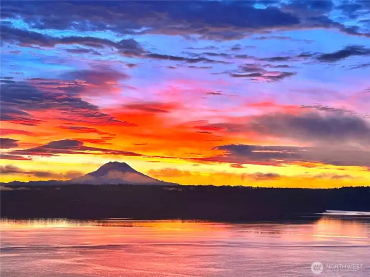 Breathtaking sunrise views over Mt Rainier