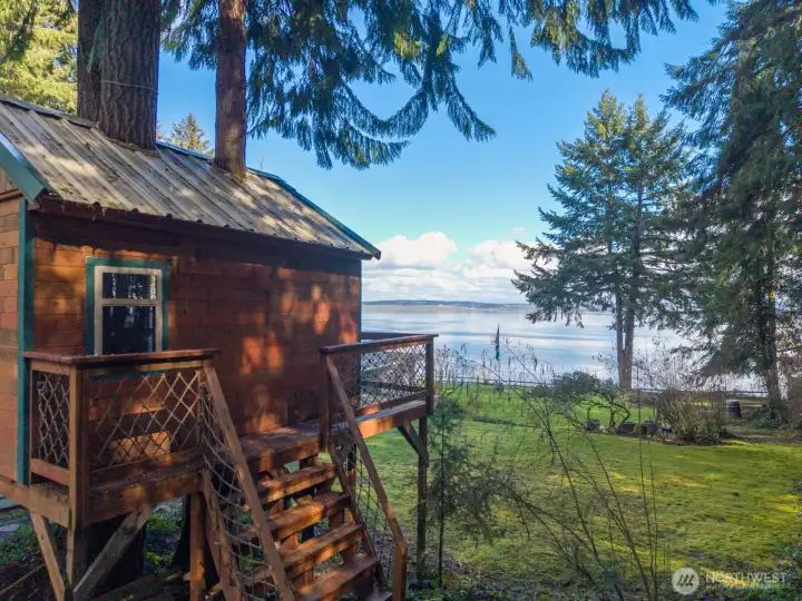 Beautiful views extend all the way to the treehouse Beautiful views extend all the way to the treehouse