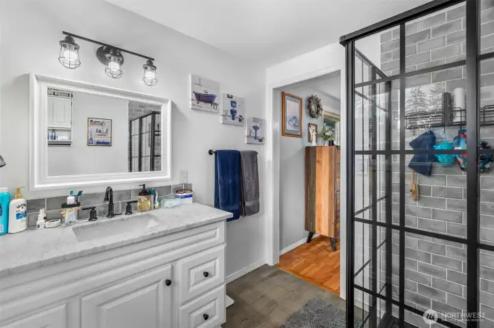 Newly updated primary bath with modern finishes.