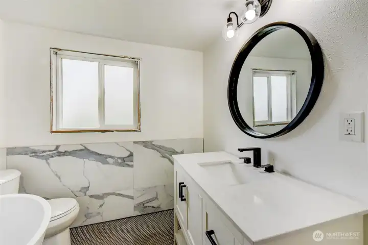 Upper Main Bathroom