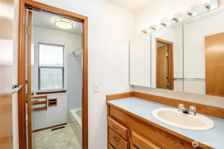 Secondary full bathroom