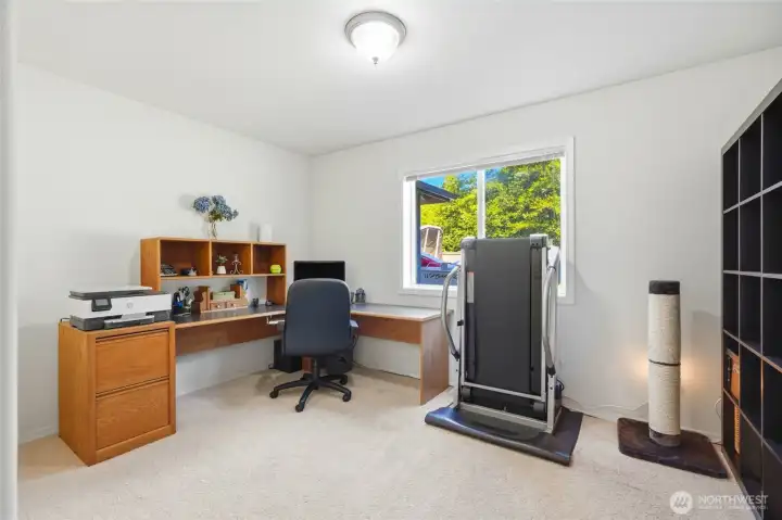 Main floor spacious Office is perfect for work and hobbies! Main floor spacious Office is perfect for work and hobbies!