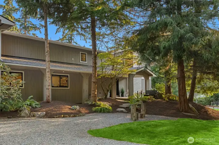 A classic PNW setting and welcoming entry.