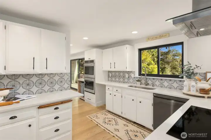 Lovely kitchen - and huge walk-in-pantry!