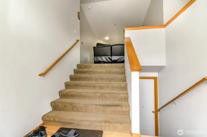Stunning upper-level entrance featuring a welcoming foyer and open layout. Stunning upper-level entrance featuring a welcoming foyer and open layout.