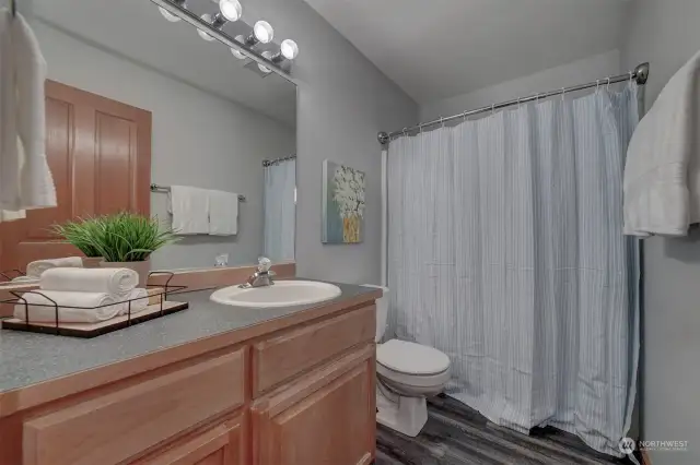 Full guest bathroom with shower/tub combo