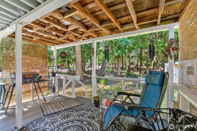 Large Covered Back Deck!