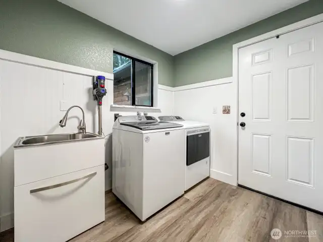 Full size washer and dryer in utility/mud room off the garage