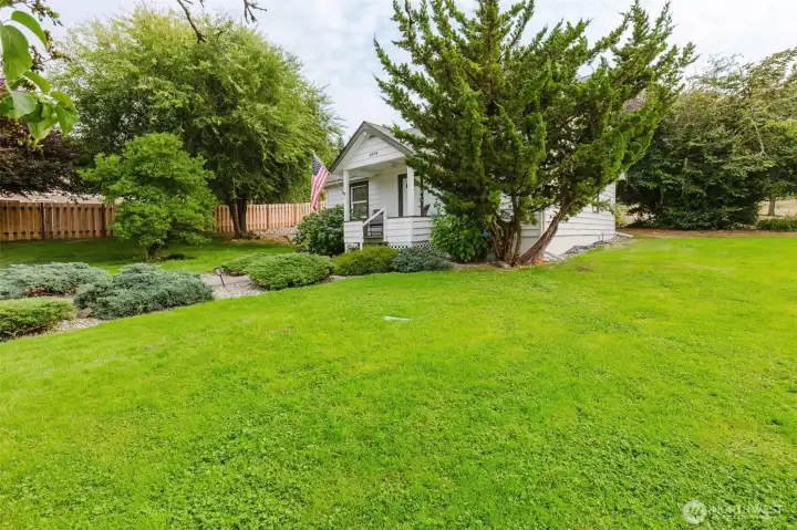 Plenty of space for entertaining or gardening!