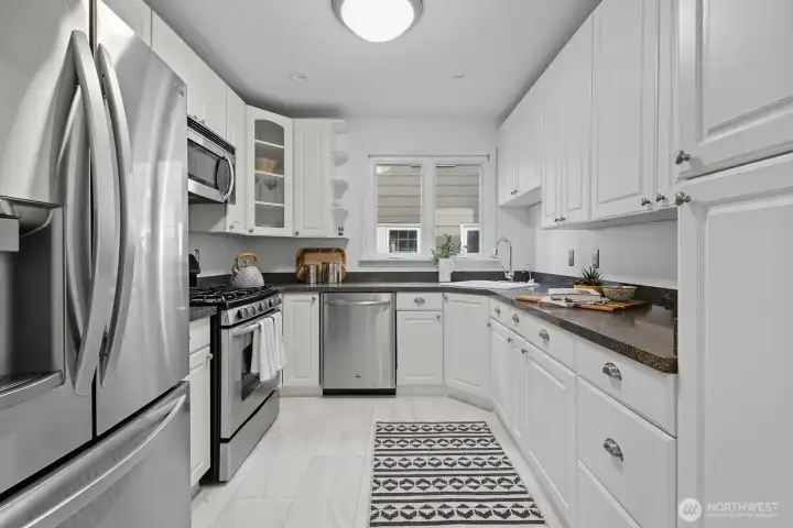 Kitchen w/stainless appliances