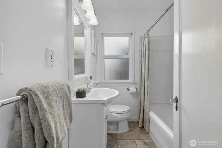 Main floor full bathroom