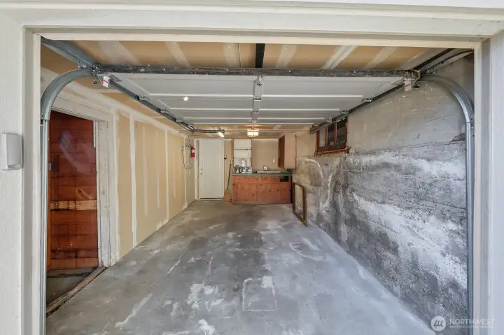Garage w/work bench