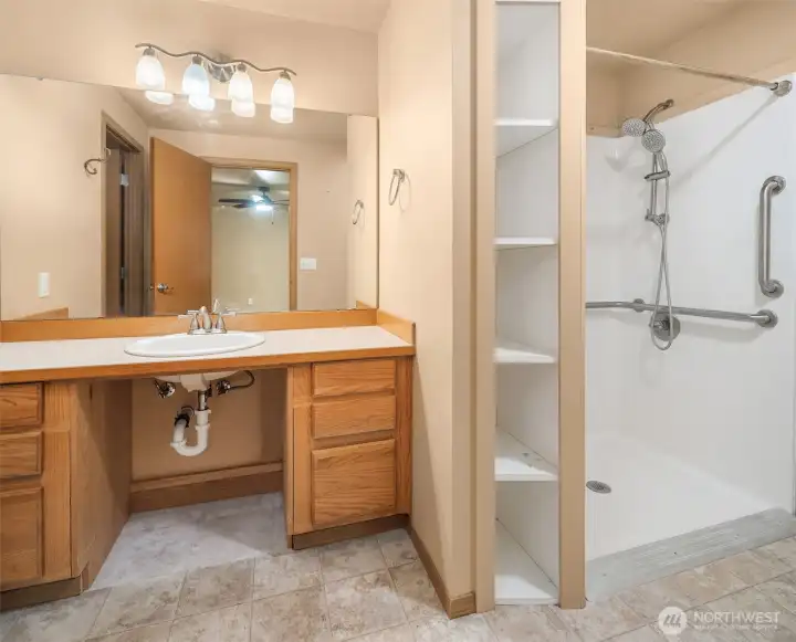 primary bath with wic and 3/4 bath