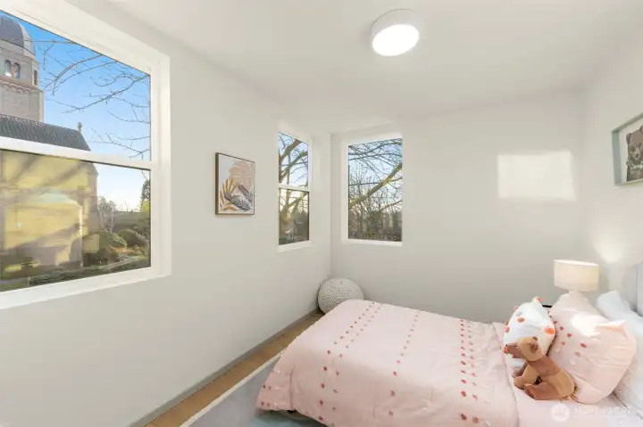 Bright and versatile secondary bedroom, ideal for guests or a home office.