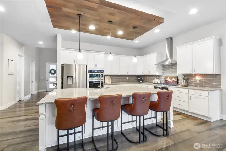 The storage and counter space in this kitchen is wonderful!