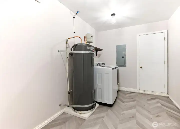 Laundry room, washer and dryer stay