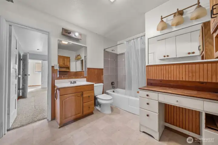 Full Bathroom between two bedrooms