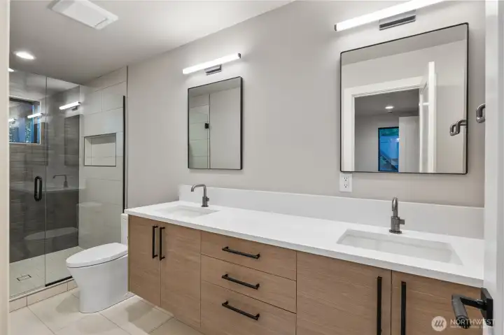 Upstairs ensuite bathroom