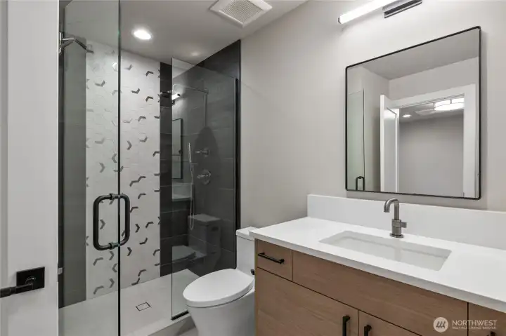 Upstairs ensuite bathroom
