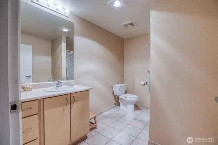 Spacious main bathroom Spacious main bathroom
