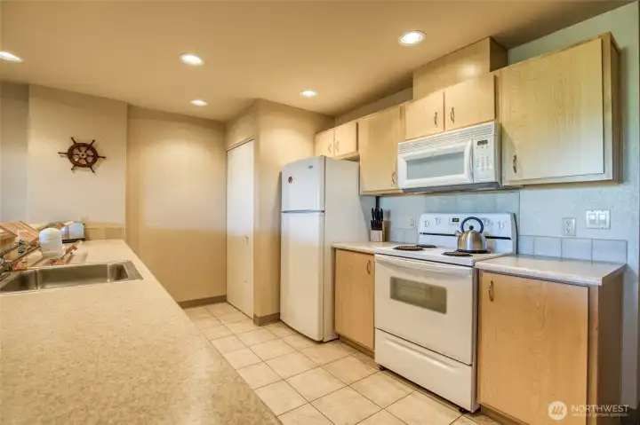 Functional and sleek kitchen Functional and sleek kitchen
