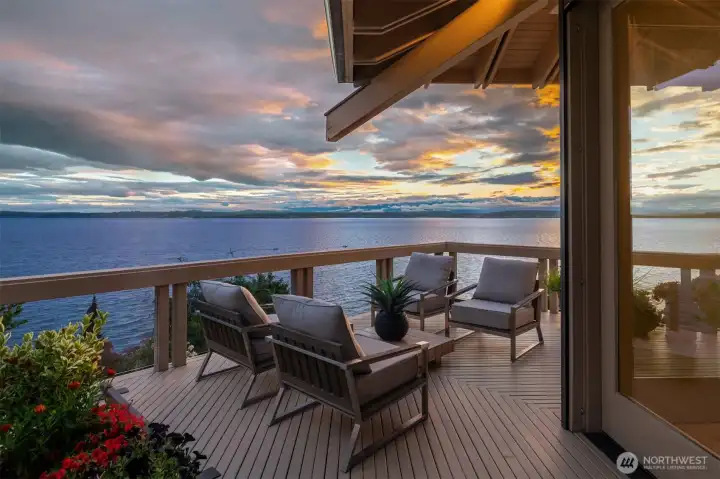 Working closely with renowned geotechnical consultants and structural engineers, the home was carefully positioned to capture its exceptional views while benefiting from a highly considered building approach. Working closely with renowned geotechnical consultants and structural engineers, the home was carefully positioned to capture its exceptional views while benefiting from a highly considered building approach.