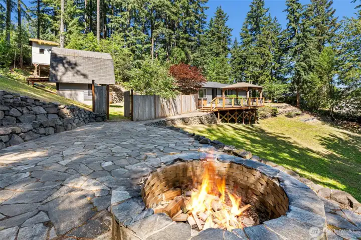 Cozy firepit area Cozy firepit area