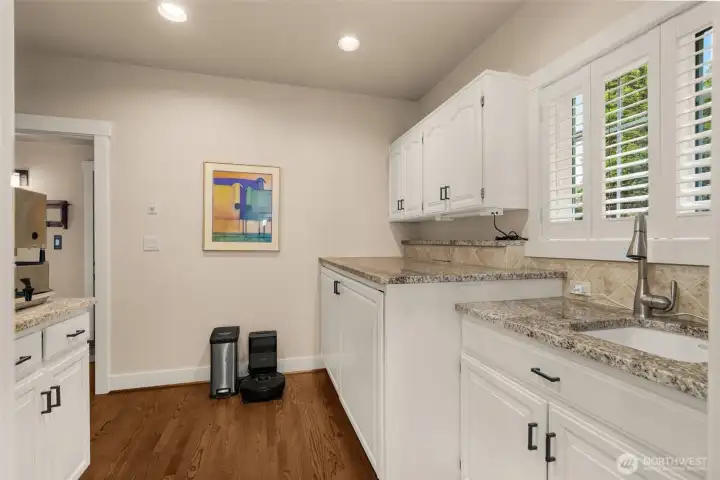 Large very well designed pantry, laundry/butlers pantry. I deal for parties and food prep. Large very well designed pantry, laundry/butlers pantry. I deal for parties and food prep.
