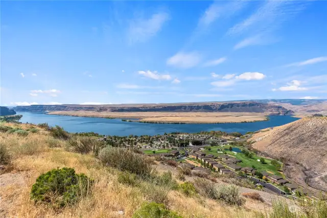 Views up and down the Columbia River.