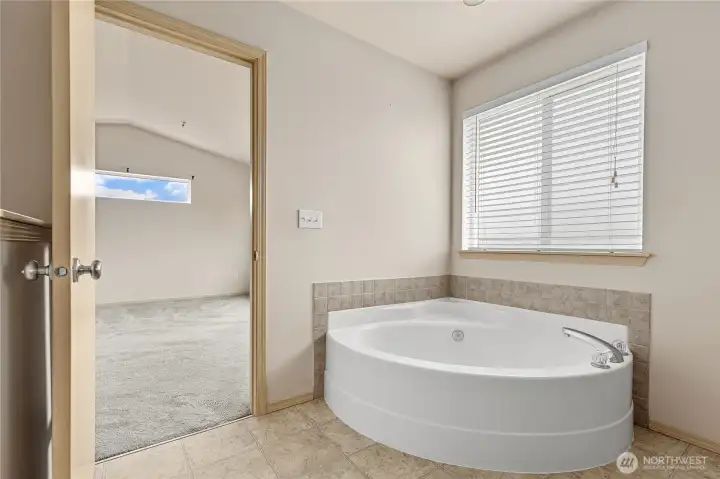 Enjoy a relaxing bath in the big garden tub.