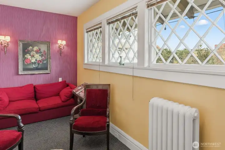 A colorful sitting area - idea for afternoon tea.