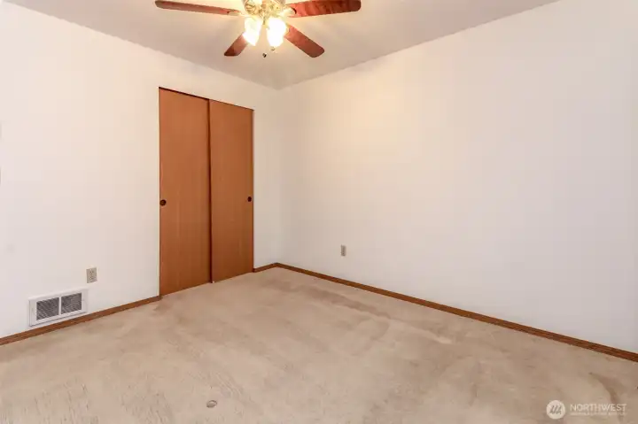 Second upstairs extra bedroom with closet.