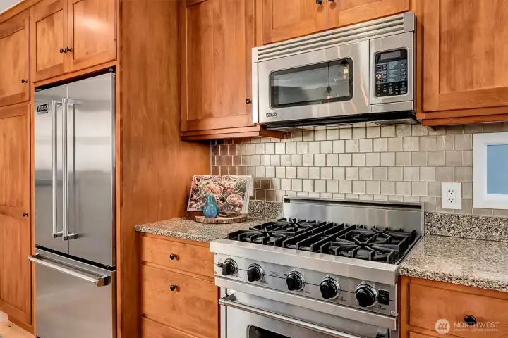 Gleaming tile and viking stove