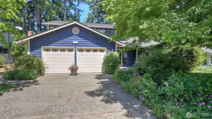 Nestled in Fairwood Greens, this 4-bedroom, 3-bath home offers approximately 2,080 square feet of comfortable living space with a functional layout and thoughtful updates throughout. Nestled in Fairwood Greens, this 4-bedroom, 3-bath home offers approximately 2,080 square feet of comfortable living space with a functional layout and thoughtful updates throughout.