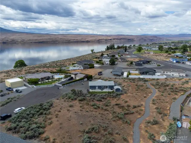 Walking path to Columbia River, park, pool and other amenities.