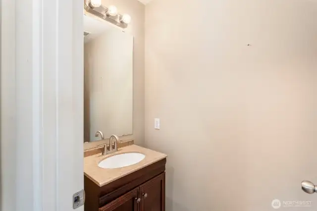 Main floor 1/2 bath