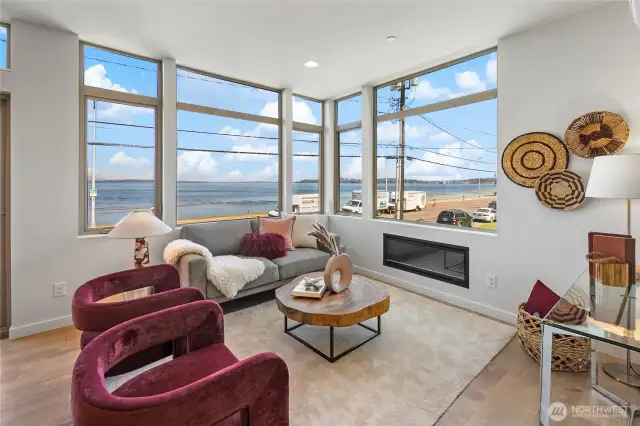 Just steps to the beach, waterfront ladder access, and all the best of Alki—shops, cafes, and stunning shoreline beauty.