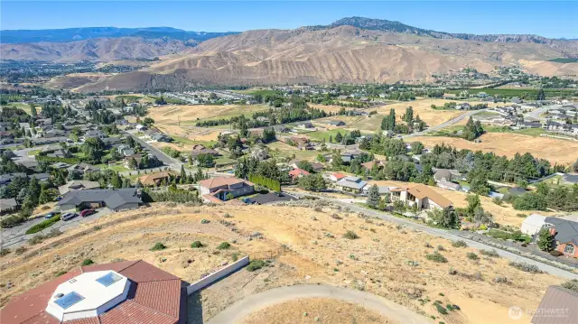 Capture the beauty of each season from this high-desert lot in the heart of Washington’s wine country.