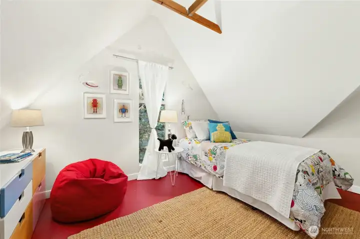 Vaulted ceilings with great light