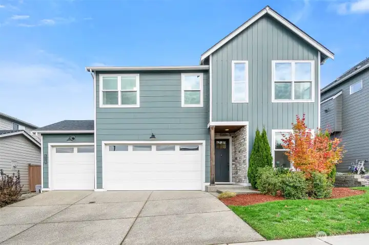 Great location, with 3 car garage and 2 offices!