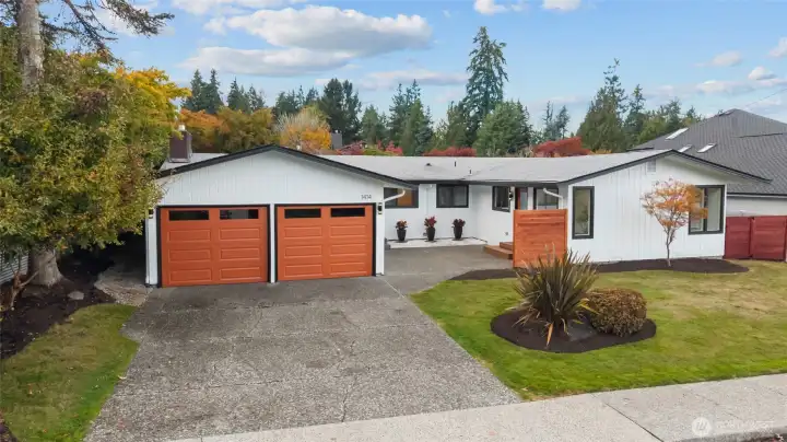COURTYARD | Enjoy the options this semi-private courtyard provides. The additional entrance to the right behind the privacy screen allows you to enter the home into a separate wing that features a primary bedroom, bathroom and sitting area with connectivity to the rest of the home.